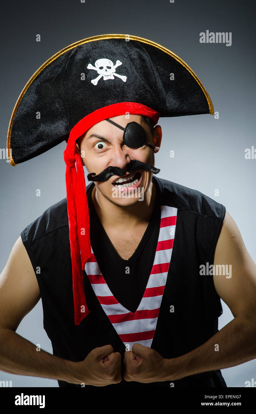 Funny pirata nel buio studio Foto Stock