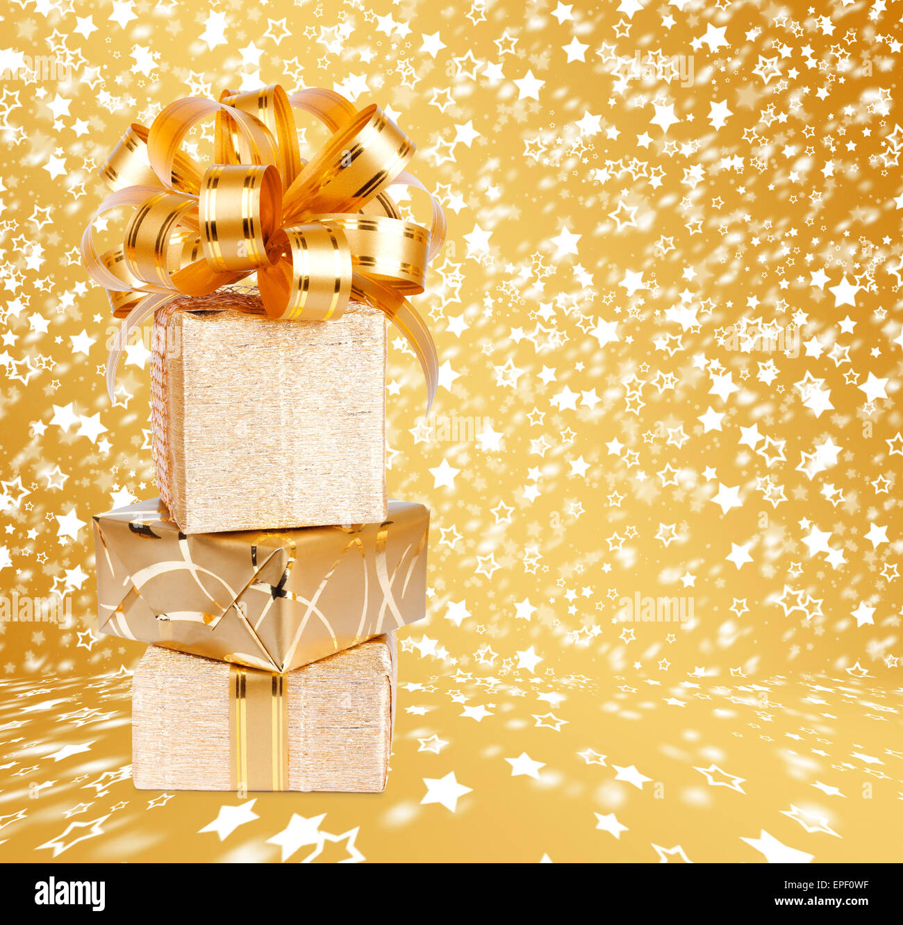 Confezione regalo in oro carta di avvolgimento su un bellissimo sfondo astratto Foto Stock