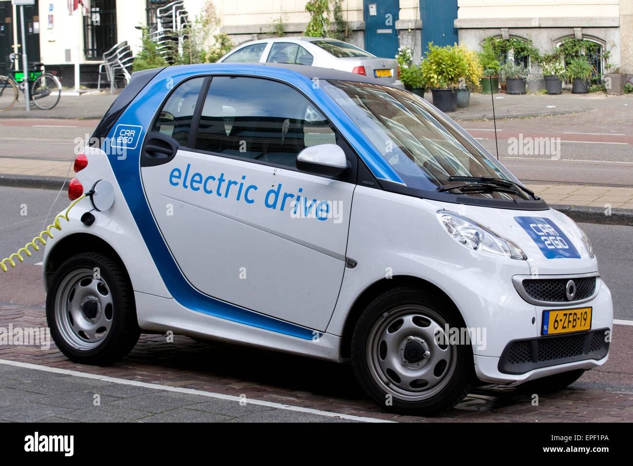 Auto elettrica carica da un on-street elettrico della stazione di carica Foto Stock