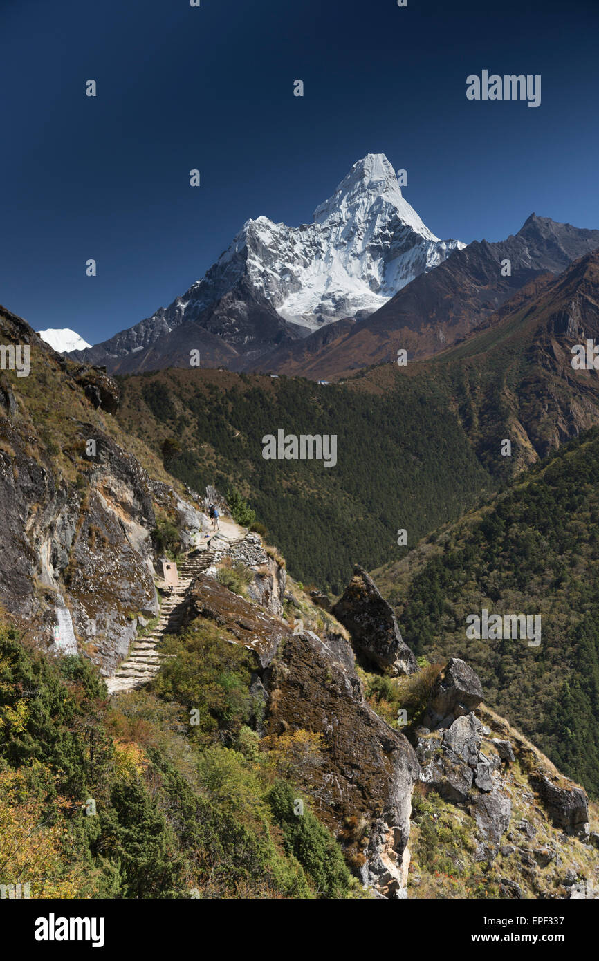 Il percorso conduce il trekking verso Everest, passato l'iconico di montagna Ama Dablam, sapere come il Cervino dell'Himalaya Foto Stock