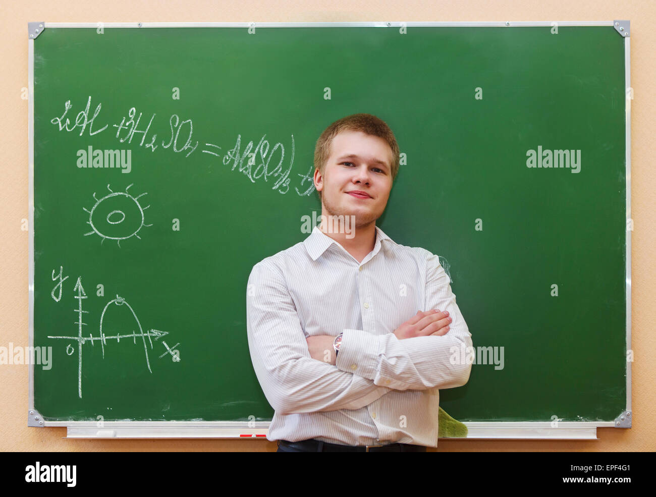 Studente in piedi vicino alla lavagna in aula Foto Stock