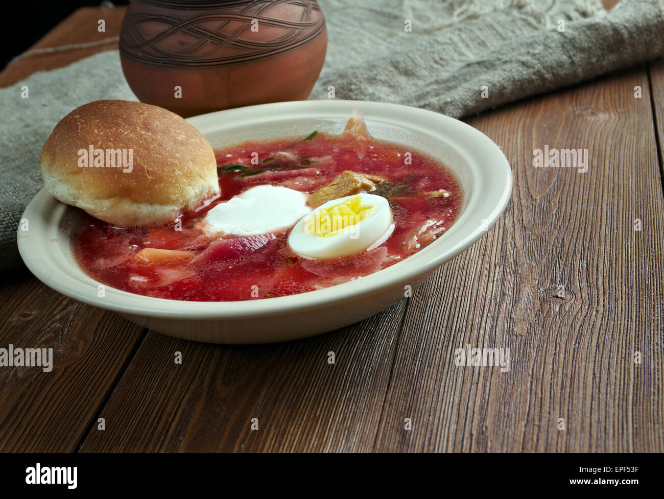 Barszcz polacco - zuppa di barbabietole con uovo ,popolare in molti paesi dell' Europa centrale e orientale cucine. Foto Stock