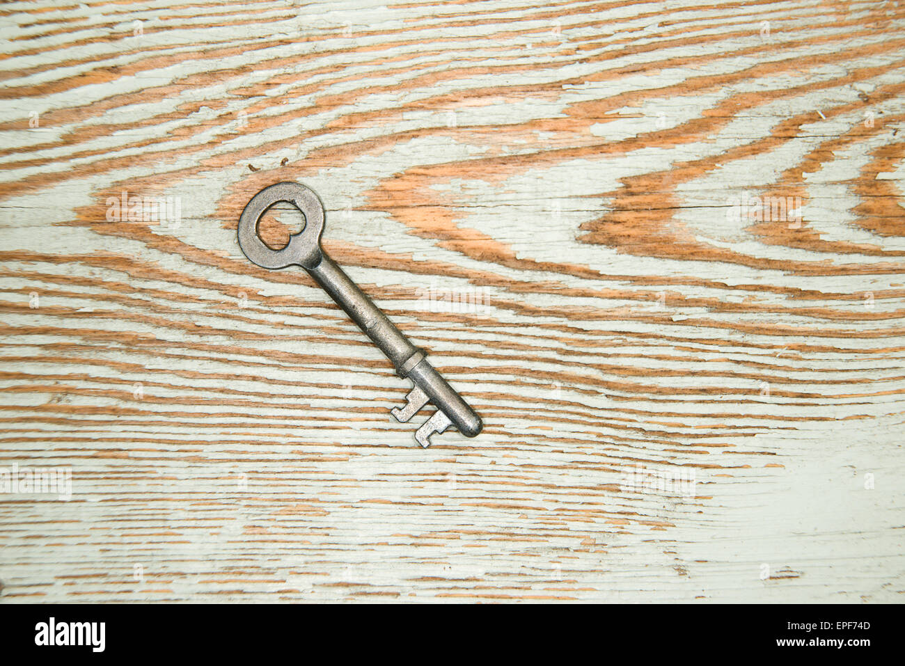 Vintage chiave dalla serratura su una texture di legno Foto Stock