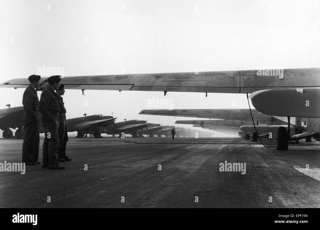 Un viale di Hamilear alianti e RAF Halifax il traino aeromobili pronti per il decollo. Il 24 marzo 1945 Foto Stock