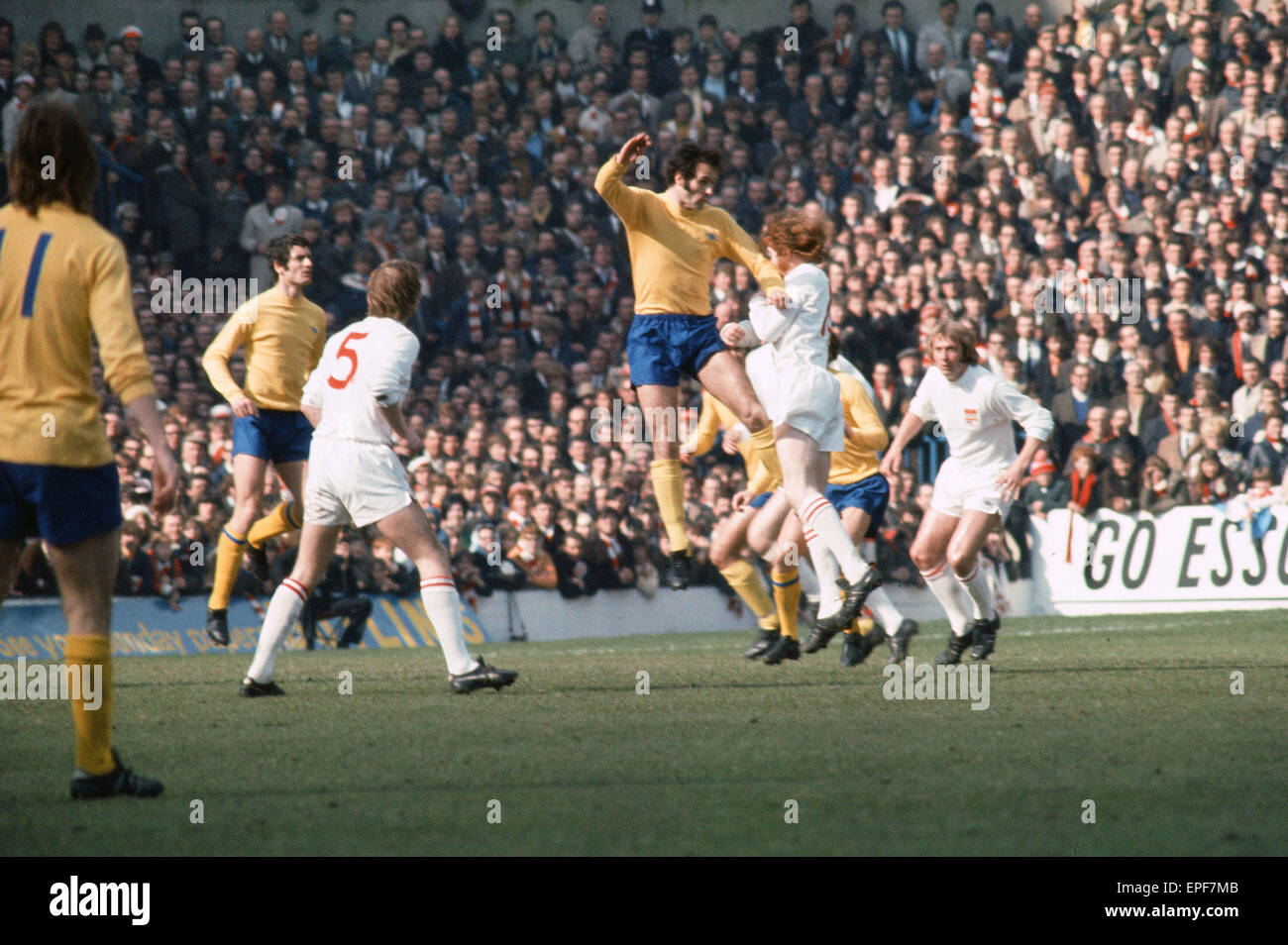 Arsenal doppia stagione vincente 1970 - 1971. FA Cup Semi finale corrispondono a Hillsborough. Stoke City 2 v Arsenal 2. Arsenale di George Graham salti fino a battere Gerry Conroy per la palla alta. Il 27 marzo 1971. Foto Stock