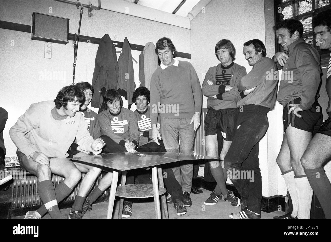Southampton FC prima squadra, ricevere un pep talk dal Manager Lawrie McMenemy, in vista del prossimo match contro Chelsea, 29 ottobre 1976. Foto Stock