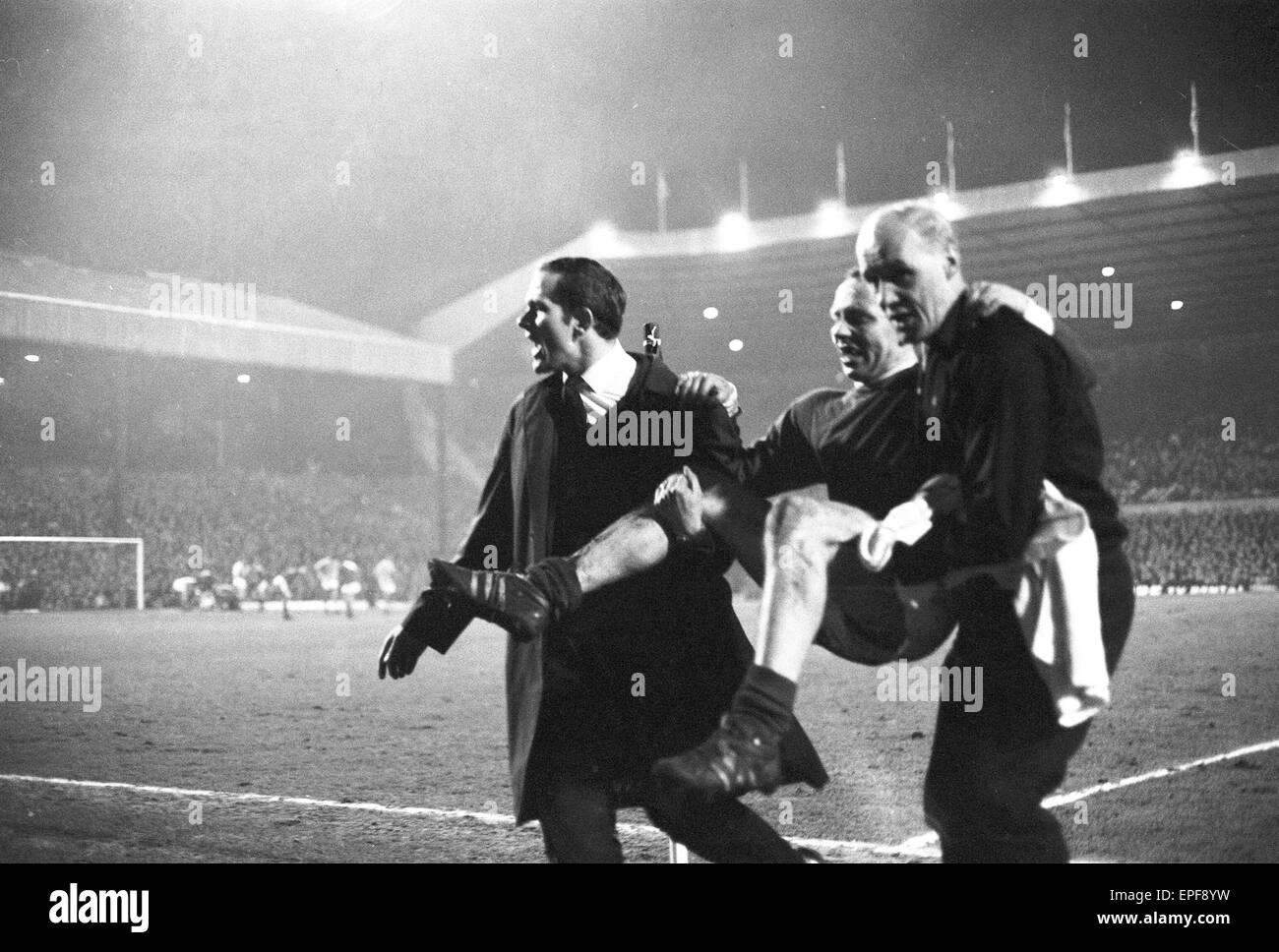 Il Manchester United v Manchester City, league match at Old Trafford, mercoledì 27 marzo 1968. Punteggio finale: Man Utd 1-3 uomo città. Foto Stock