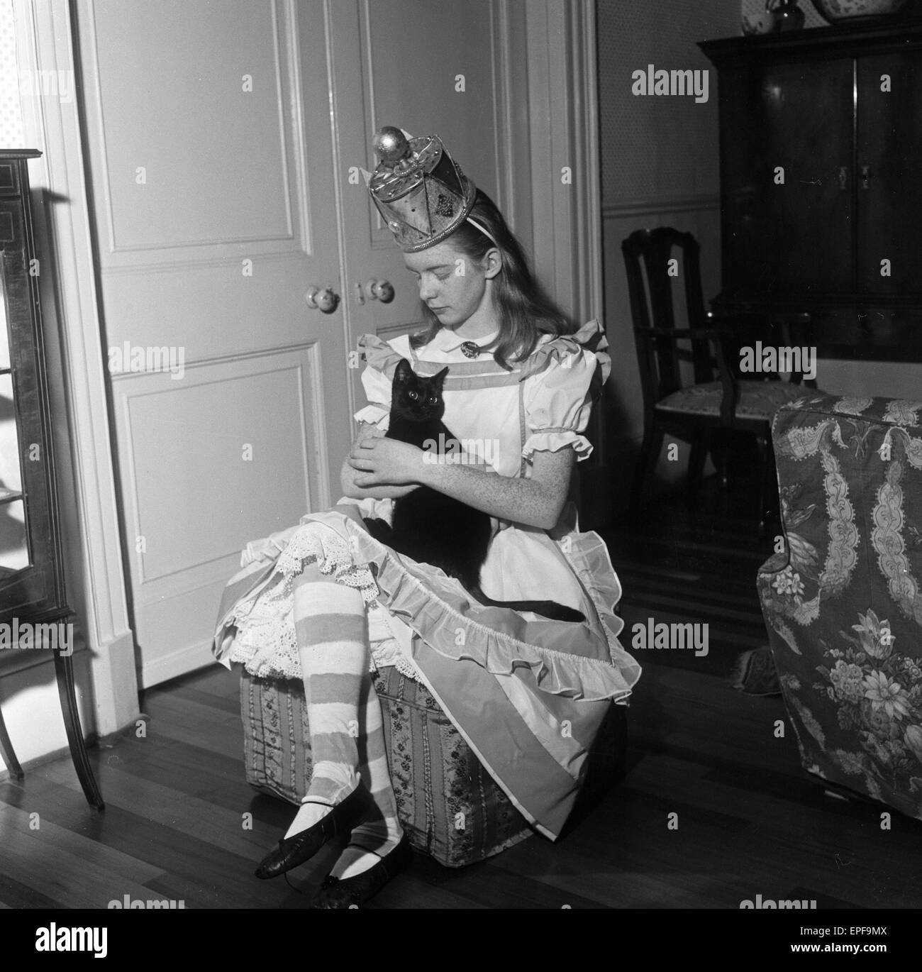 Tredici anni di Jane Asher visto qui nel suo costume per il ruolo di titolo di "Alice attraverso il Looking Glass' al Playhouse di Oxford e a Cardiff nel mese di gennaio. Il 23 novembre 1959. Foto Stock