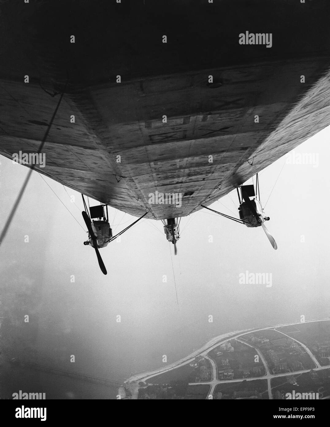 Il dirigibile R33 visto qui sopra la costa orientale durante un tour del paese per sollevare la vittoria di prestiti. Circa Marzo 1919 Foto Stock