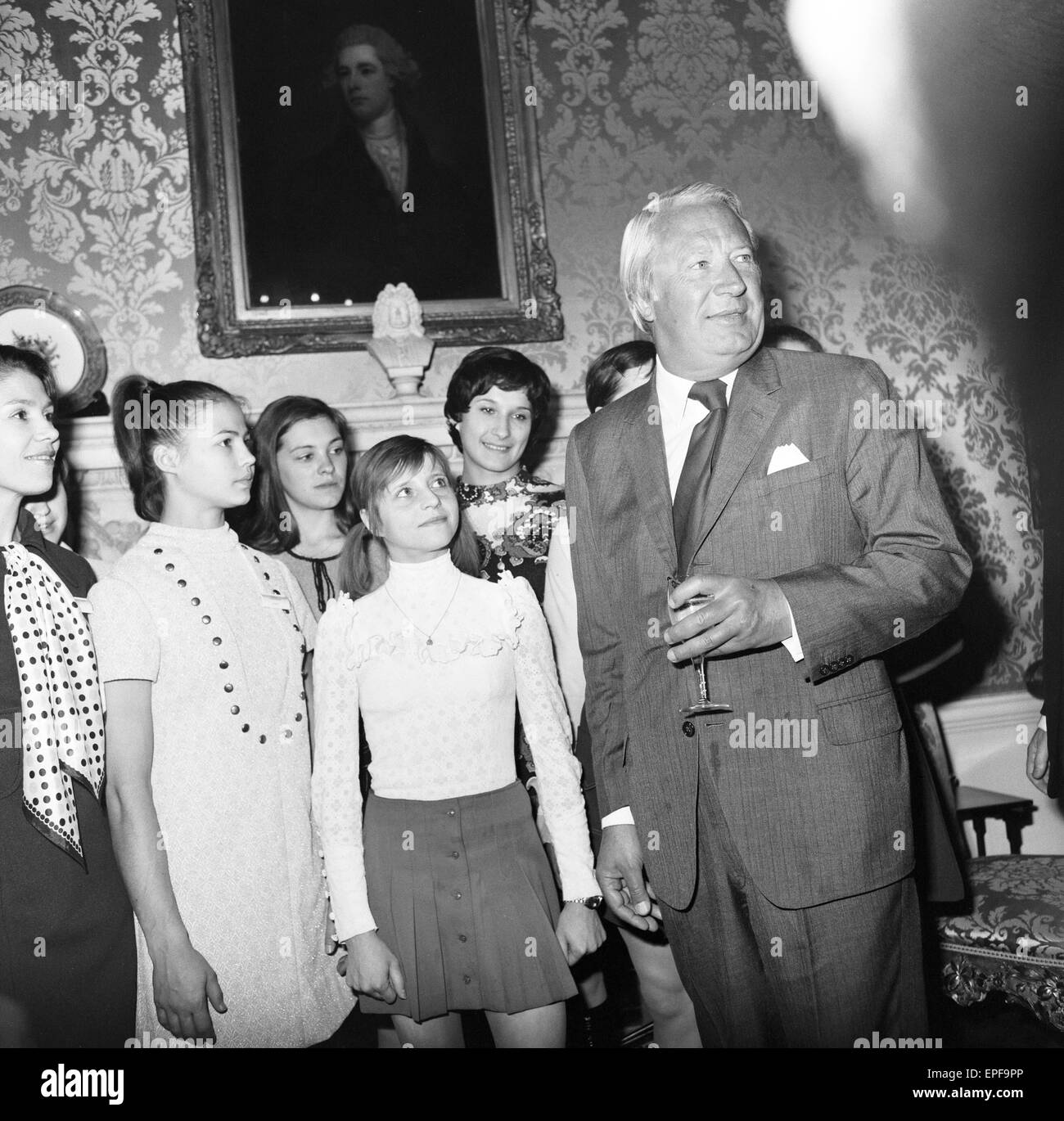 Unione Sovietica ginnastica Team Display, frequentare la reception e di incontrare il Primo Ministro Edward Heath al n. 10 Downing Street, Londra, 7 maggio 1973. I ginnasti : Ludmilka Tourischeva, Olga Korbut,.ssa Antonina Koshel e Tatiana Tcshegolkova. Foto Stock