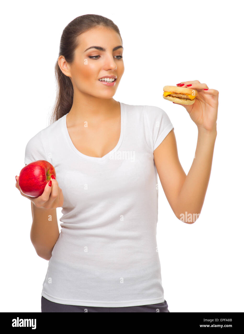 Ragazza giovane con la mela rossa e hamburger isolato Foto Stock