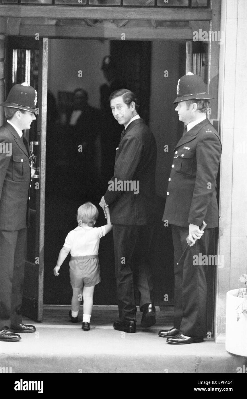 Il principe Harry lascia St Mary s Hospital di Londra dopo la nascita il giorno precedente, 16 settembre 1984. Nella foto: fratello principe William arriva per visitare, con padre Prince Charles. Foto Stock