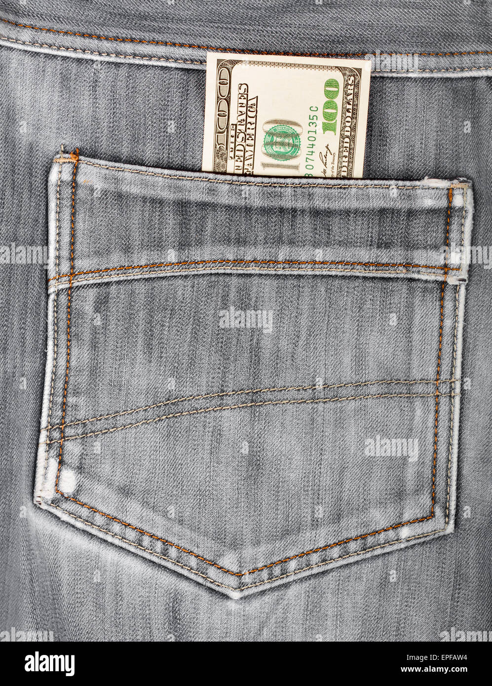 Un centinaio di fatture del dollaro incollati nella tasca posteriore dei jeans jeans nero Foto Stock