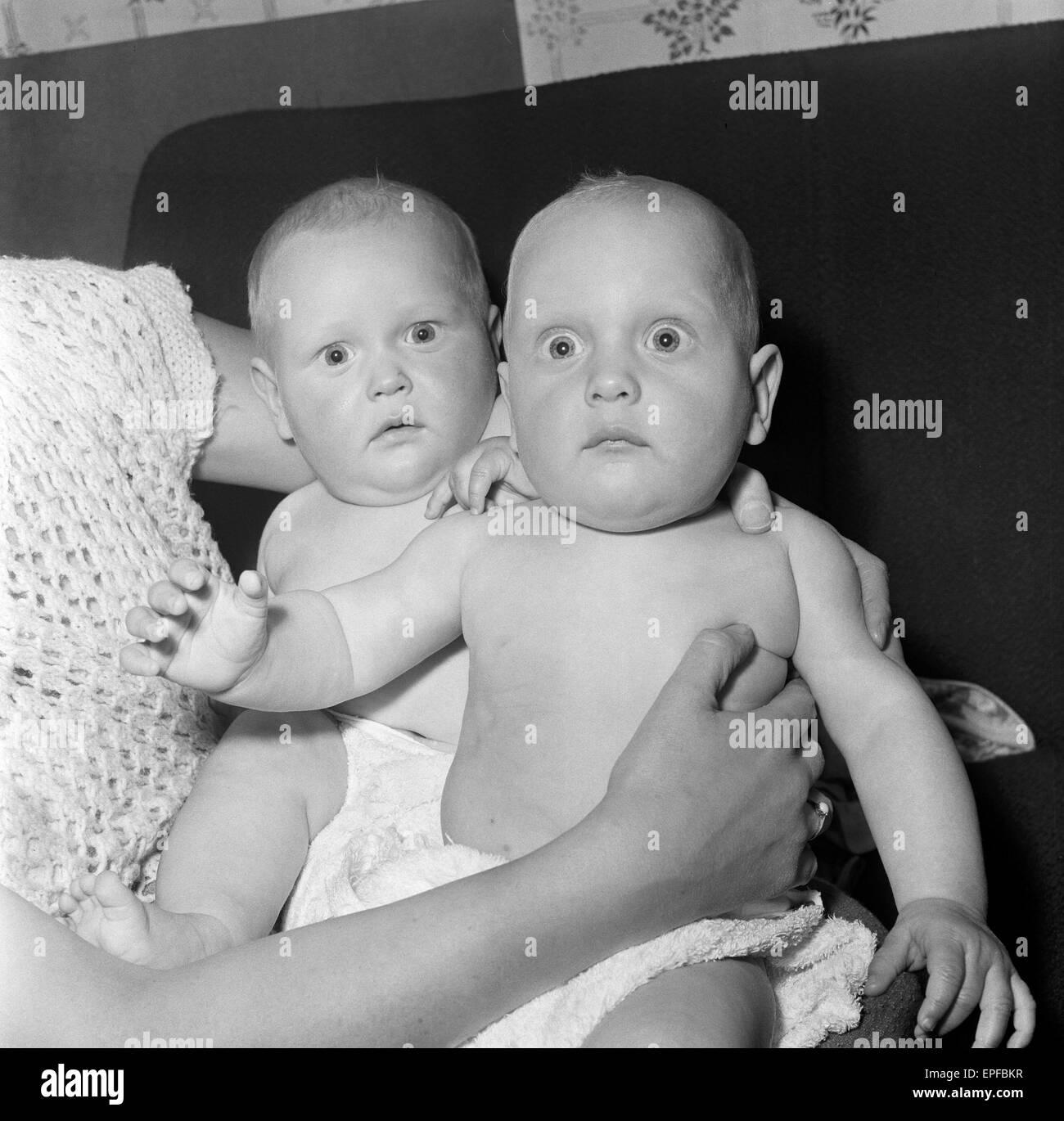 Gemelli Ian e Robert Kearns che sia pesato otto libbre due once di quando sono nati. Giocare insieme a casa. Nato il 22 aprile 1962 Foto Stock