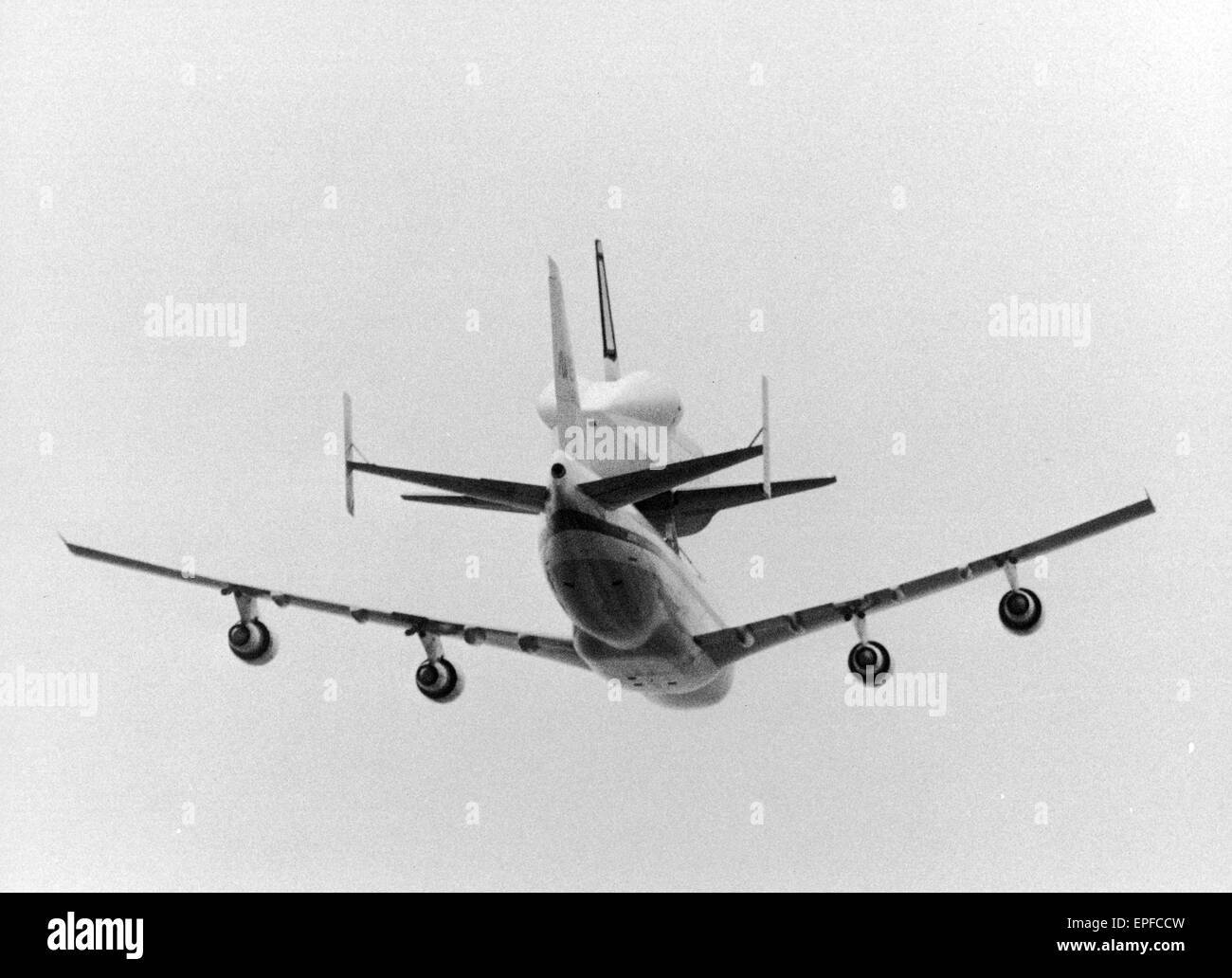Lo Space Shuttle Enterprise, piggy back su un NASA 747 jumbo jet vola sopra l'aeroporto di Manchester alle ore 11, spaziando dal sentito Area verde a 600m. Dopo un lento scivolare verso il basso il percorso della pista, la navetta lentamente risalito fino a 1000 ft ed era andato in Foto Stock