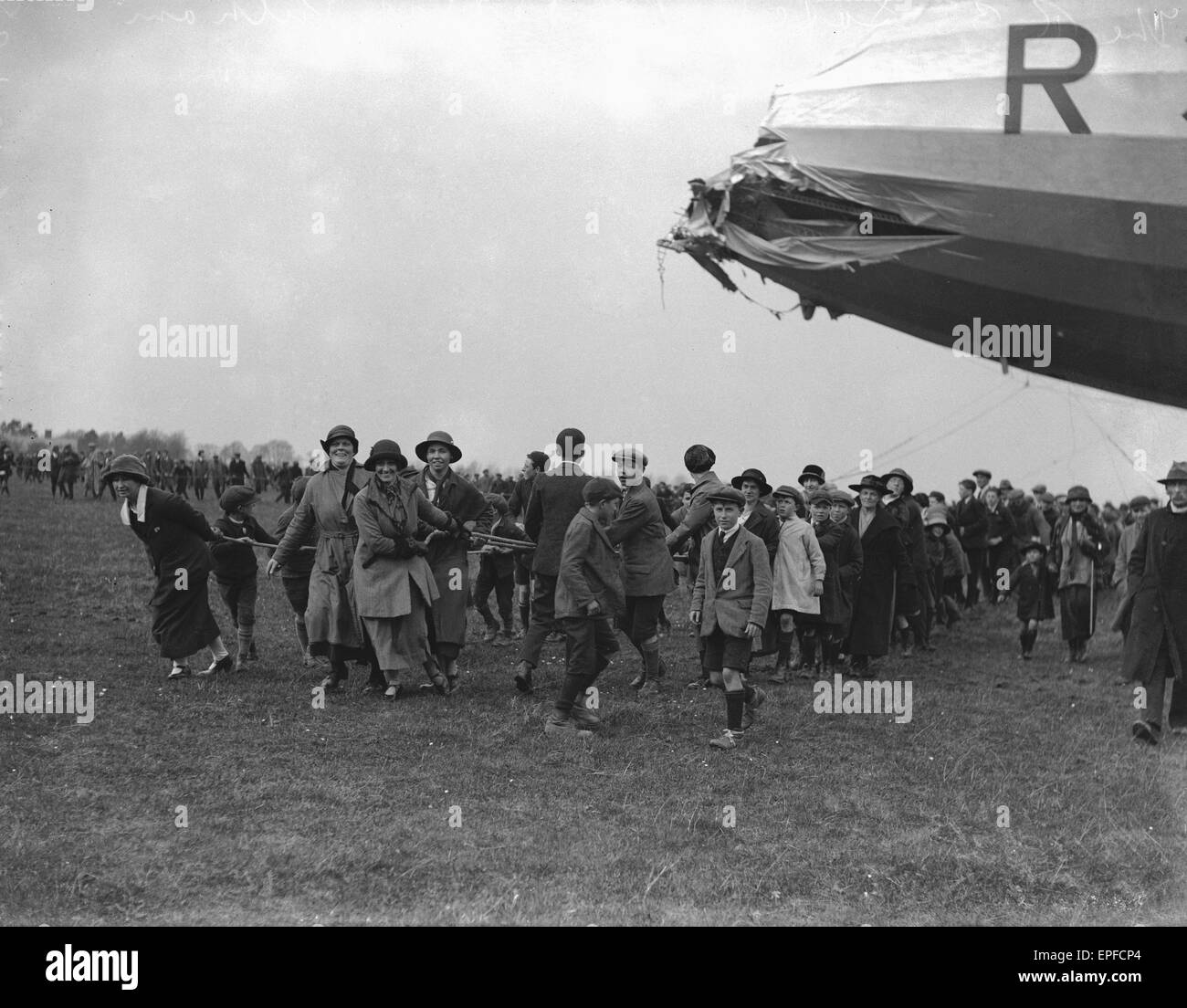 La notte del 16/17 aprile, l'R33 era strappata dal suo posto barca sul montante a Pulham, Suffolk durante una burrasca da un forte colpo di vento e allontanati con solo un piccolo 'ancoraggio-watch' equipaggio a bordo. Il suo naso parzialmente crollata e la prima cella di gas de Foto Stock