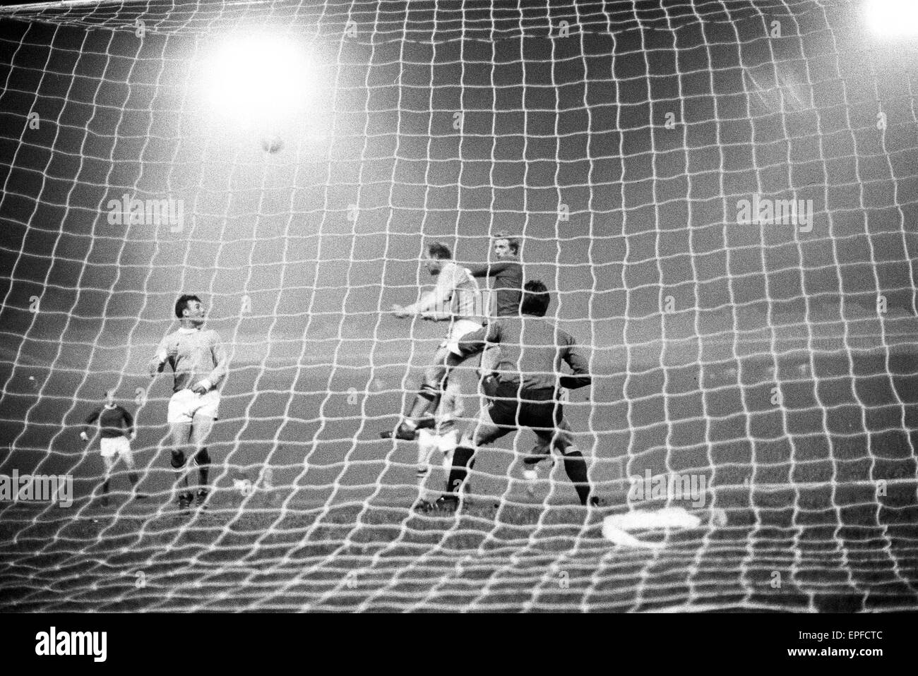 Il Manchester United v Manchester City, league match at Old Trafford, mercoledì 27 marzo 1968. Punteggio finale: Man Utd 1-3 uomo città. Foto Stock