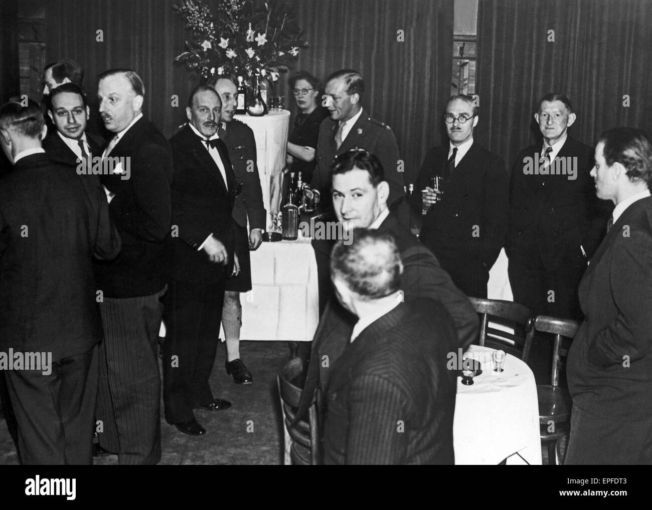 Neville Heath omicidio caso- Immagine mostra Neville Heath a Falstaff in Fleet Street. Neville è il terzo da destra in Airforce uniforme. 1946 circa. Foto Stock