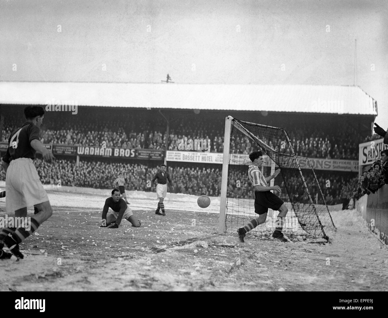 Southampton v Barnsley, League match di Dell, sabato 16 dicembre 1950. Punteggio finale: Southampton 1-0 Barnsley Foto Stock