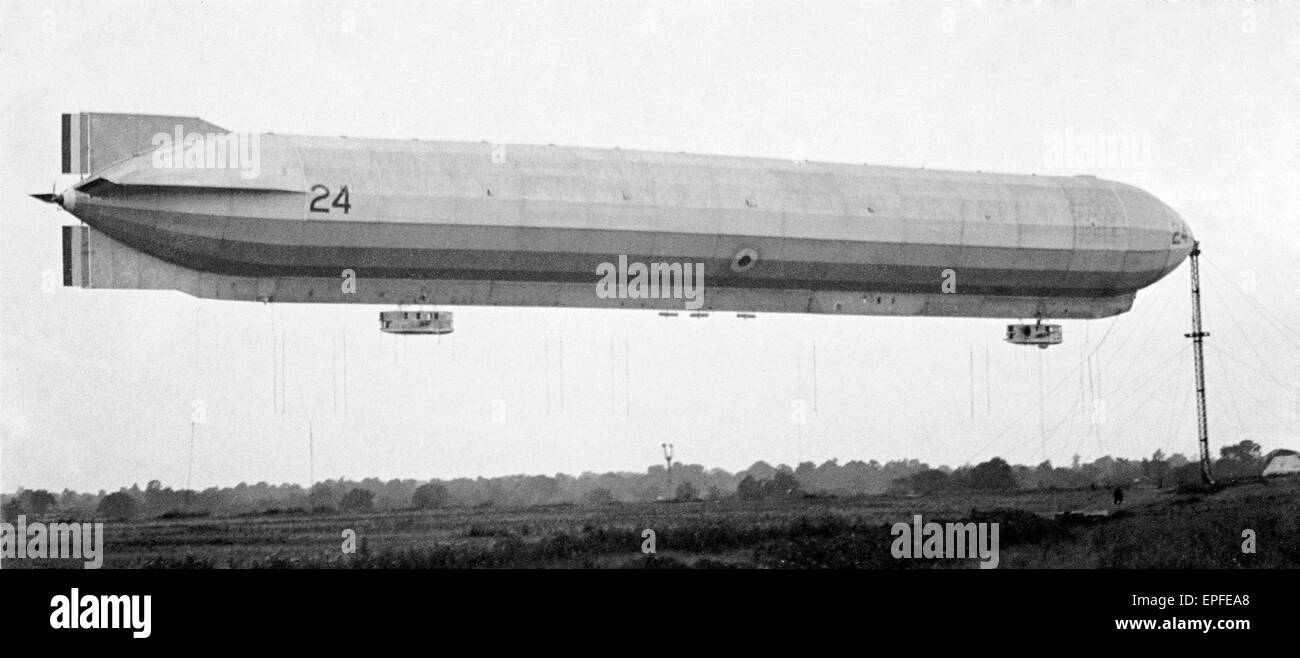 Il dirigibile R24 visto qui ormeggiato a Pulham Norfolk nel 1918 Foto Stock