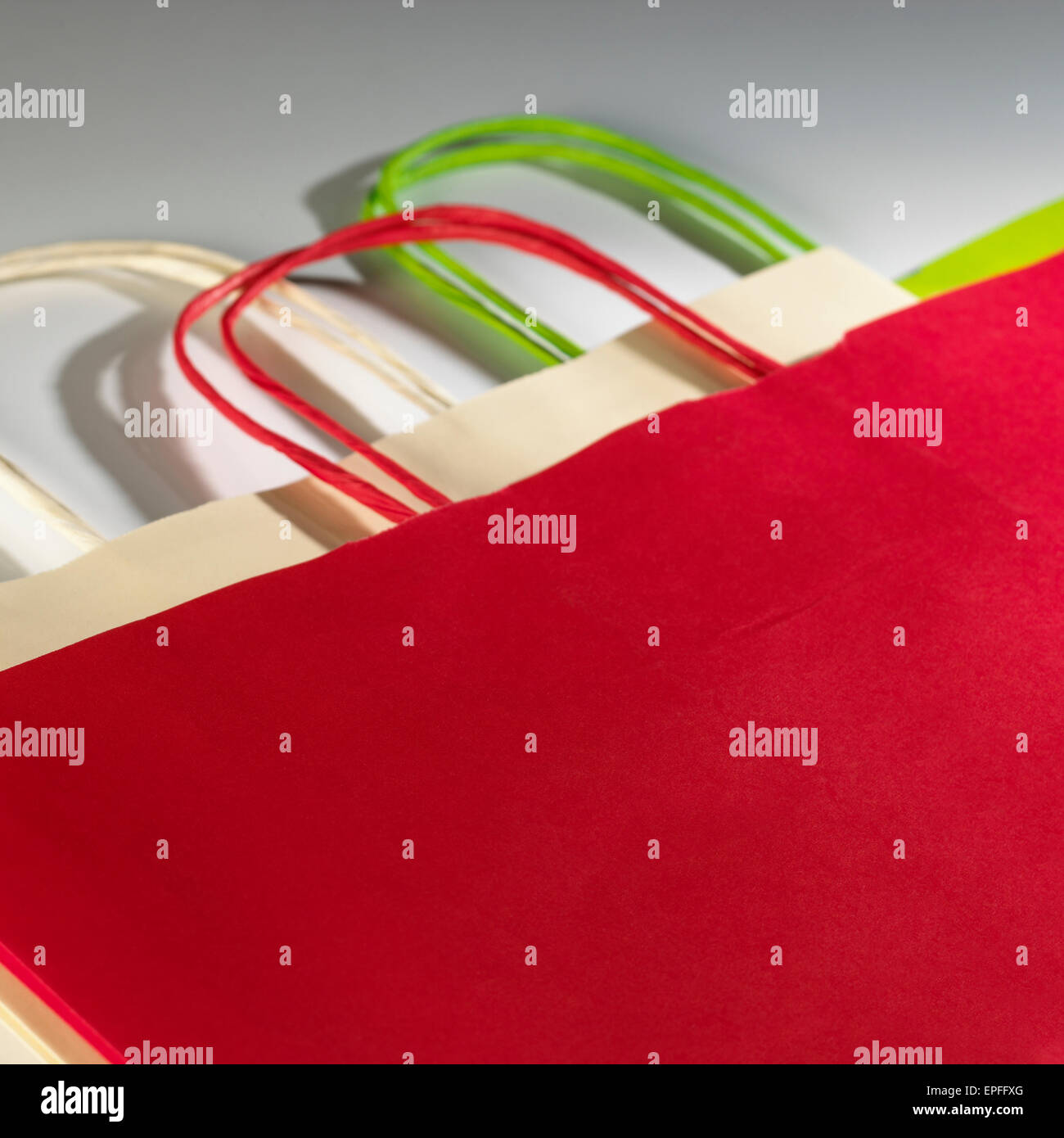 Carta borse a mano isolati su sfondo bianco. Foto Stock