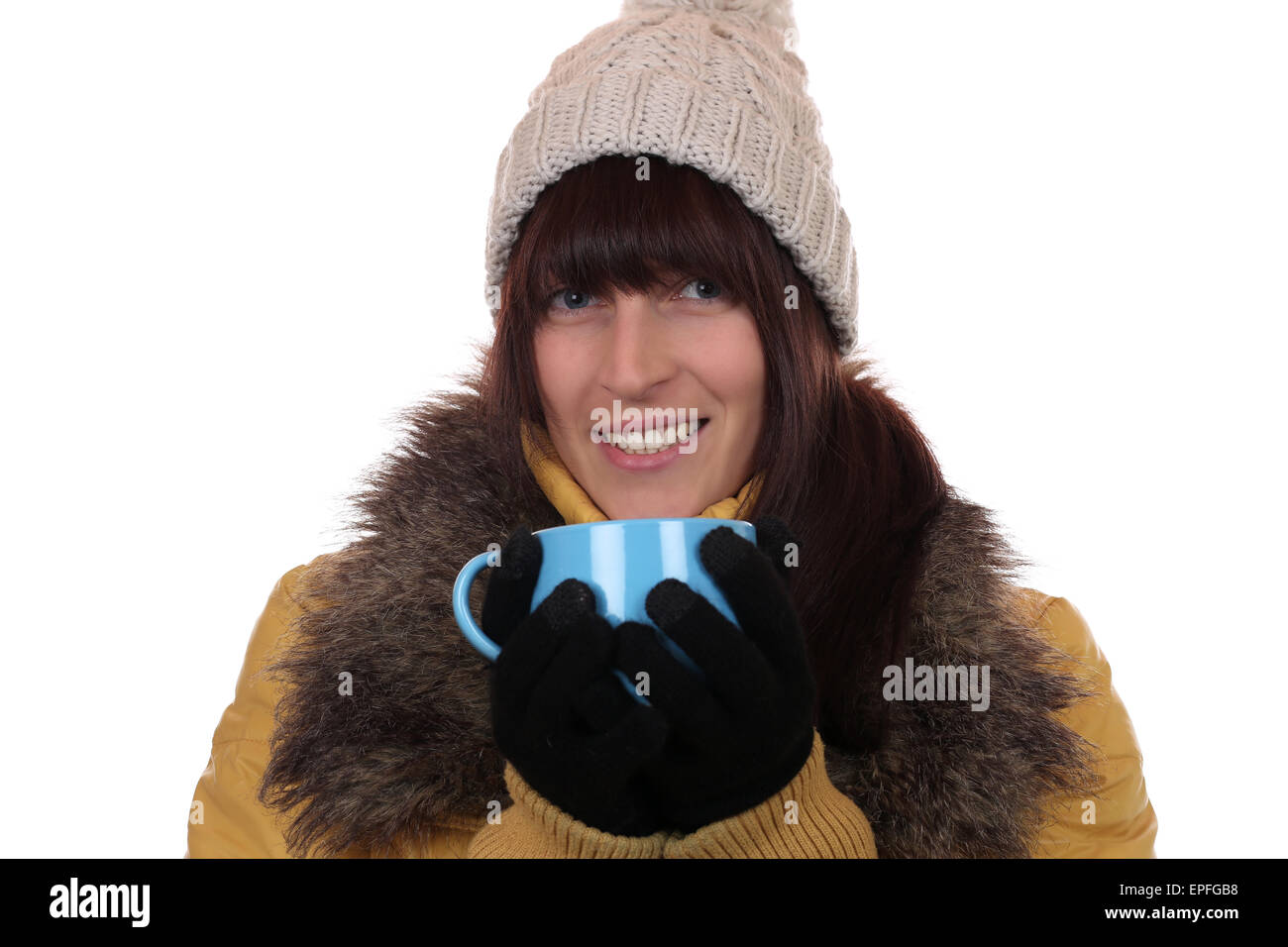 Junge Frau im Winter beim Trinken einer hei├ƒen Tasse Tee Foto Stock
