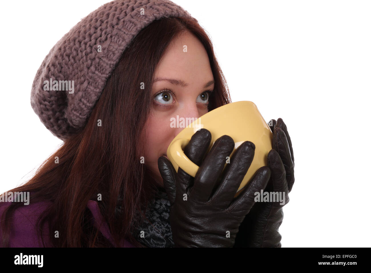 Junge Frau trinken eine Tasse Tee im Winter und schaut nach oben Foto Stock