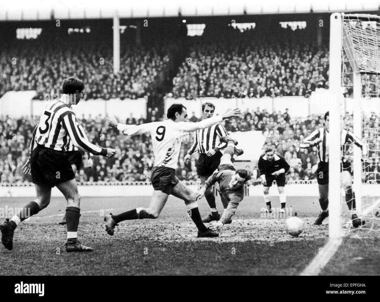 Southampton 1-2 Tottenham Hotspur, league match di Dell, sabato 11 novembre 1967. MacLaren dives, Gilzean (NO9)balzi in avanti come Jones shot in rotoli per Speroni obiettivo 2a. Foto Stock