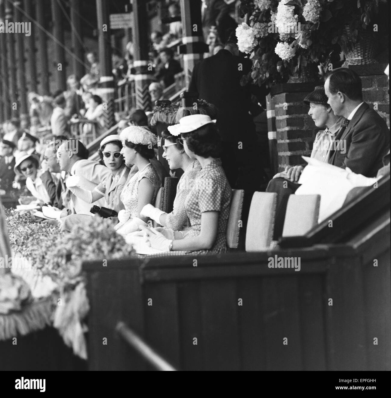 Queen Elizabeth II visto qui in chat con la principessa Margaret nel royal box presso lo Stadio Olimpico di Stoccolma il giorno di apertura del equestri dei Giochi Olimpici. Per la prima volta le gare si sono svolte in due paesi. Come l'equino quaranti Foto Stock