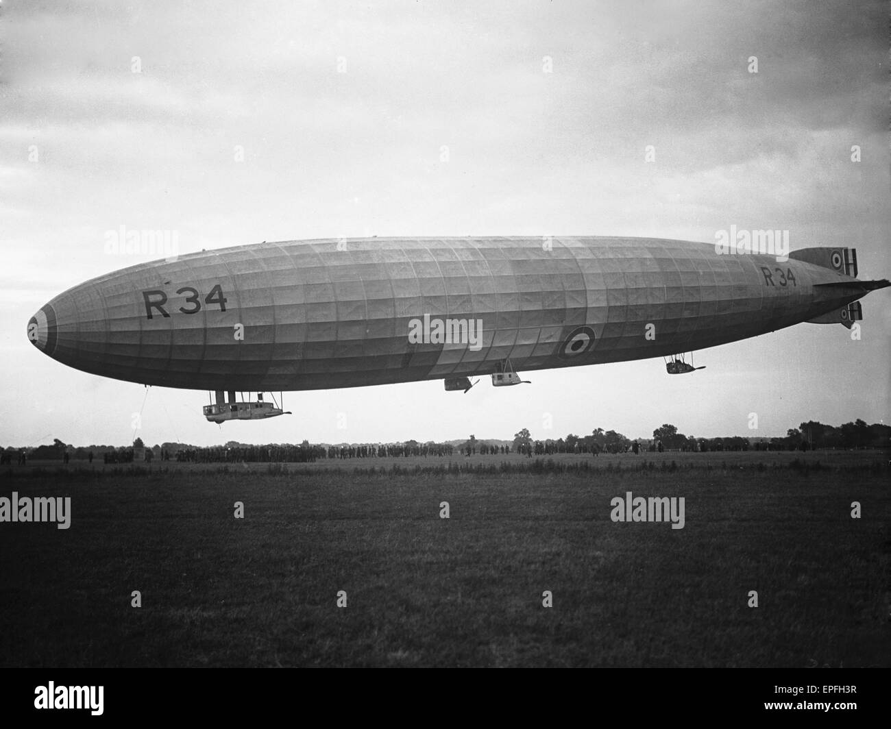 Il dirigibile R34 visto qui tornando a Pulham dopo la sua doppia traversata atlantica 13 Luglio 1919 Foto Stock