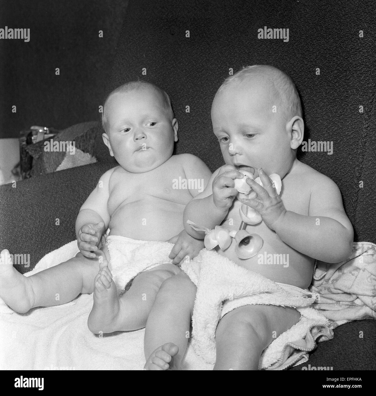 Gemelli Ian e Robert Kearns che sia pesato otto libbre due once di quando sono nati. Giocare insieme a casa. Nato il 22 aprile 1962 Foto Stock