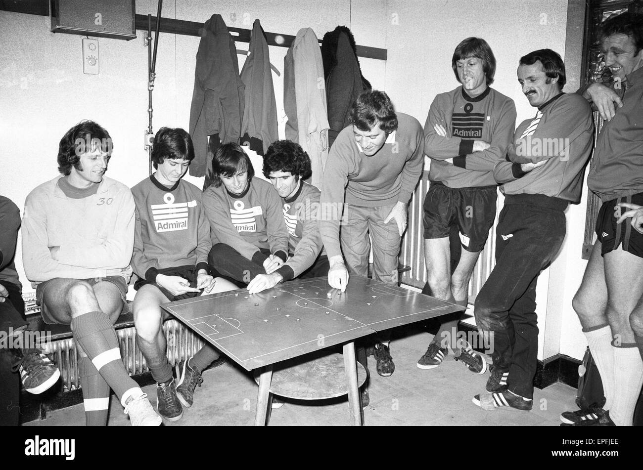 Southampton FC prima squadra, ricevere un pep talk dal Manager Lawrie McMenemy, in vista del prossimo match contro Chelsea, 29 ottobre 1976. Foto Stock