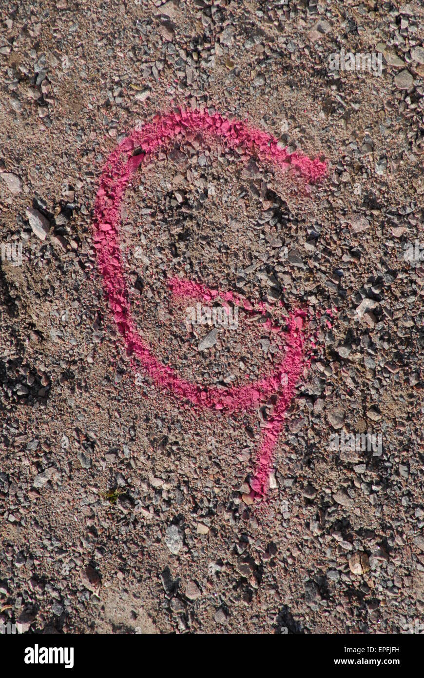 Rosa lettera G dipinta sul terreno marcare un punto. Foto Stock