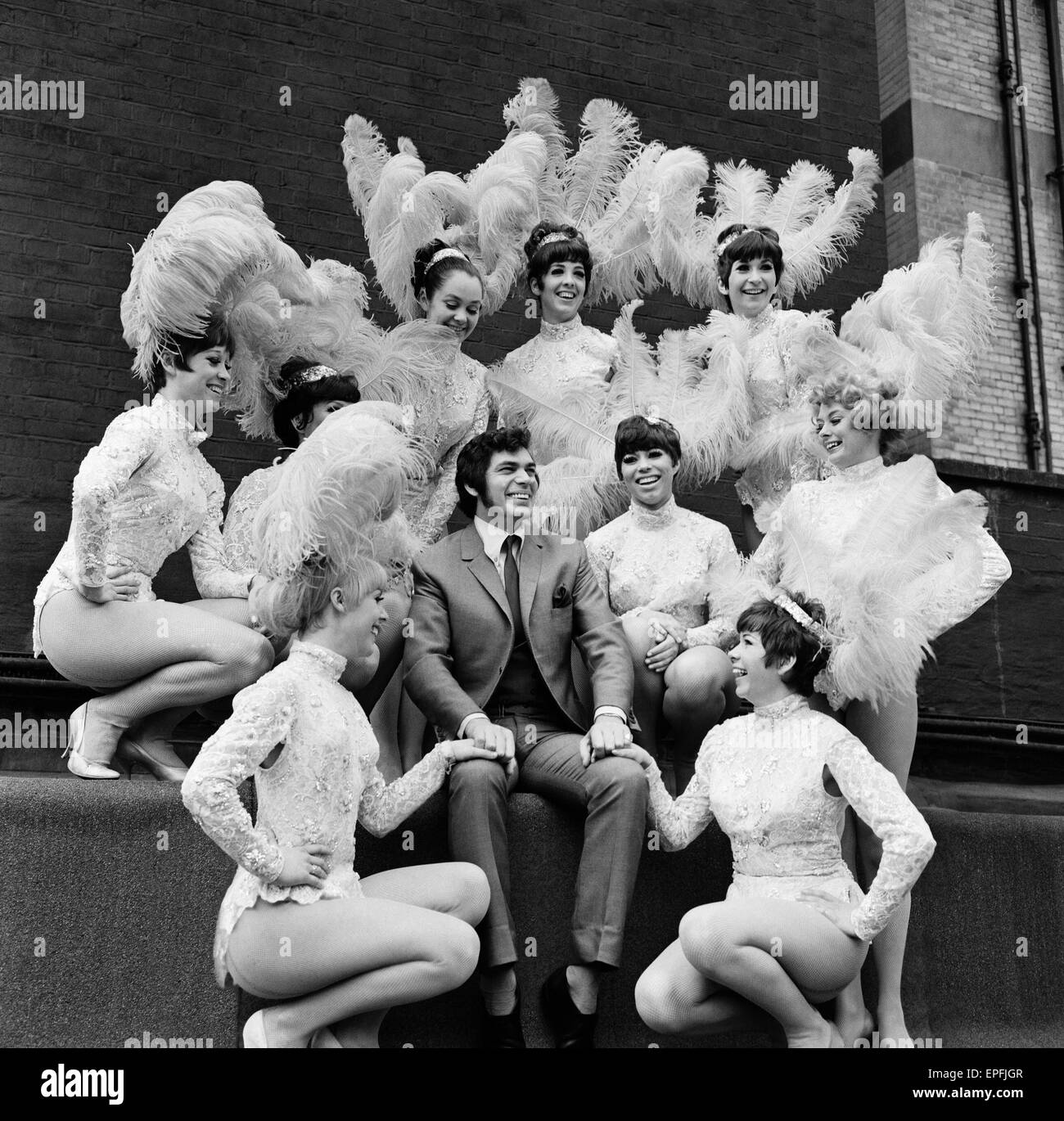 Lucky Engelbert Humperdinck - per non soltanto egli ha appena trascorso quattro mesi al London Palladium con nove bellissime ragazze del coro, ma le ragazze sono state ormai firmato ad unirsi a lui per altri quattro mesi nel suo spettacolo estivo a Blackpool A.B.C. Immediatamente a poppa Foto Stock