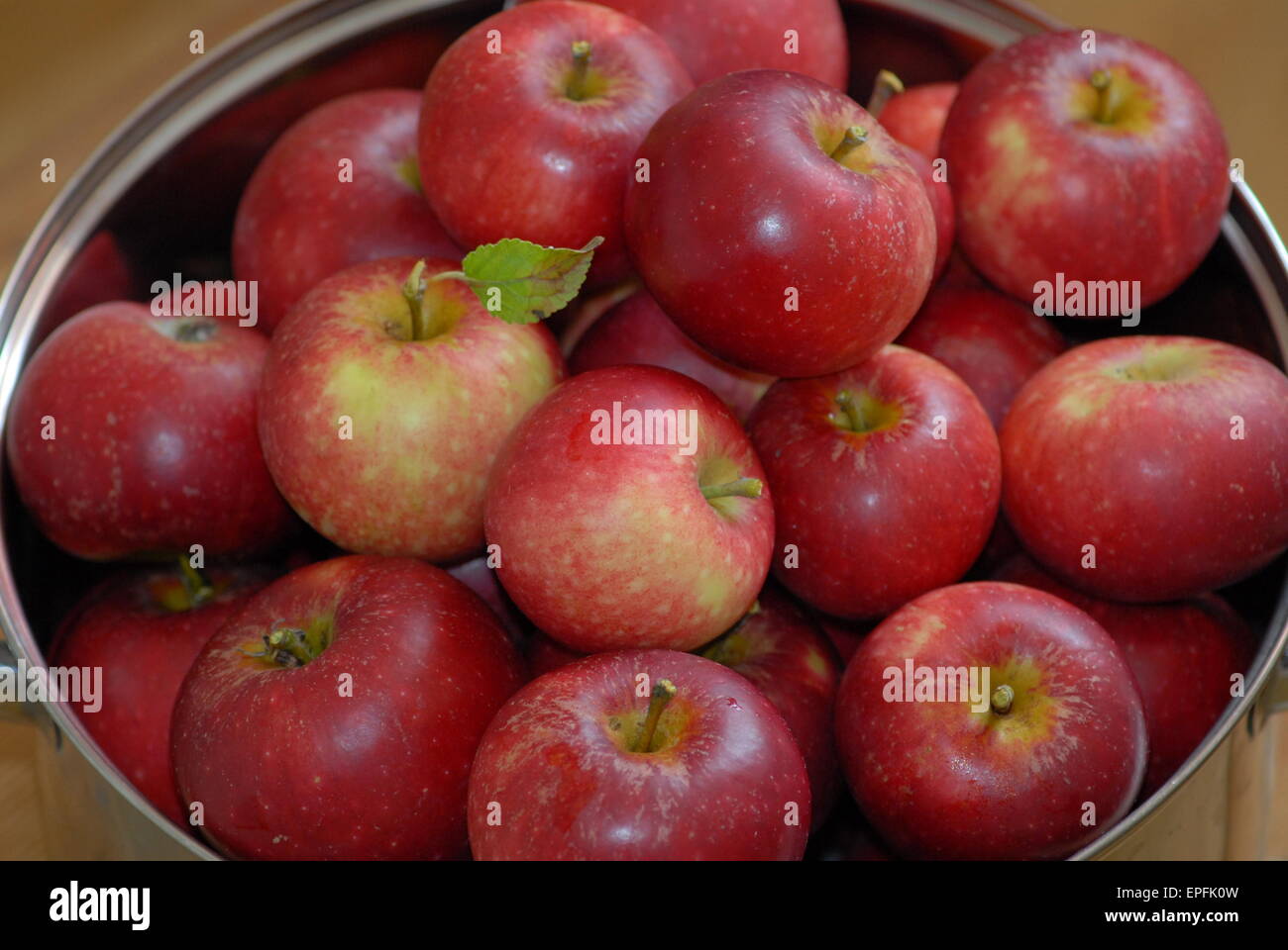 Una ciotola di mele rosse. Foto Stock