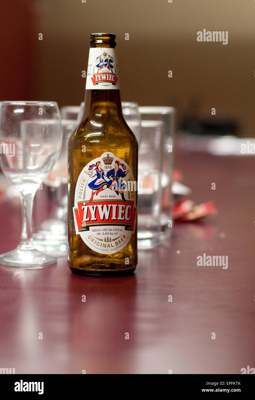 Una bottiglia vuota del polacco di Zywiec birra su una barra in alto Foto Stock