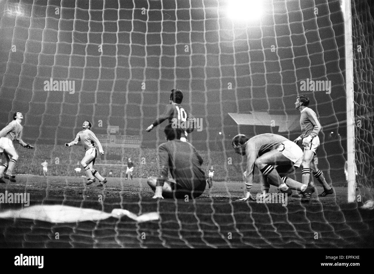 Il Manchester United v Manchester City, league match at Old Trafford, mercoledì 27 marzo 1968. Punteggio finale: Man Utd 1-3 uomo città. Foto Stock