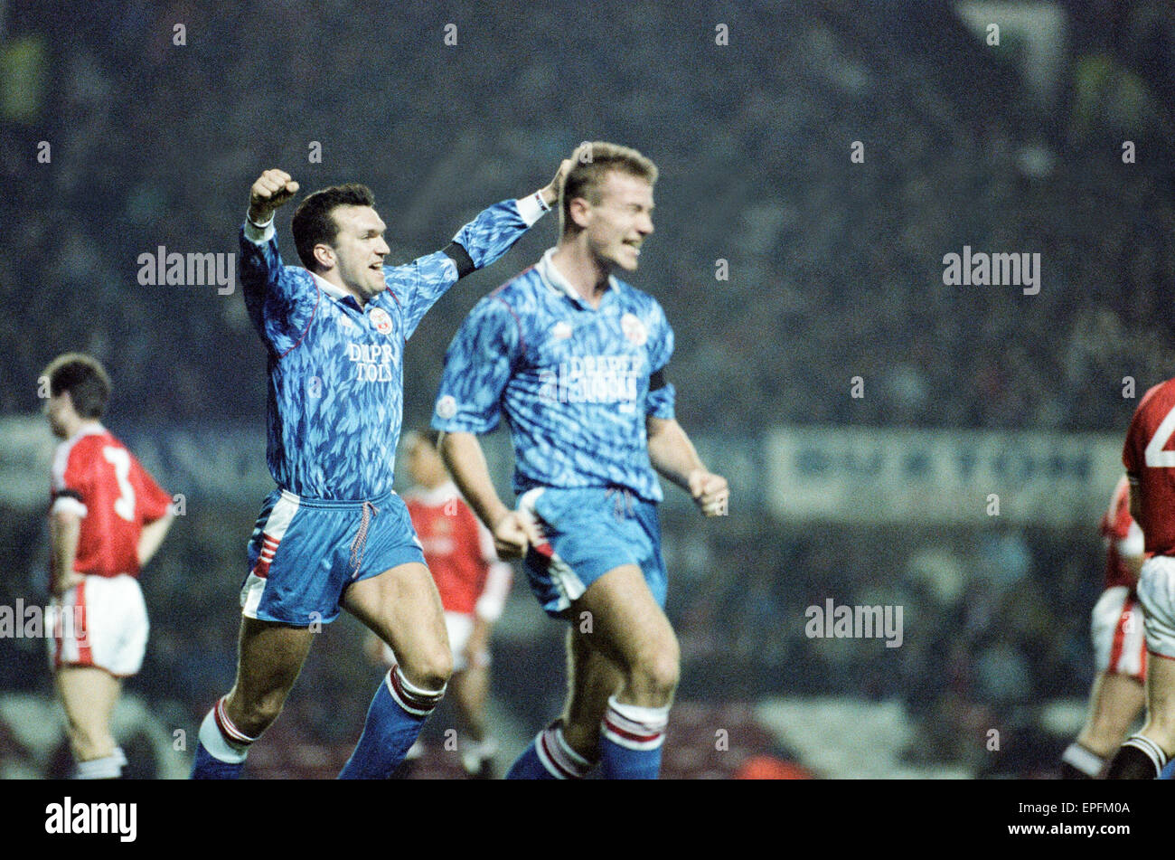 Il Manchester United 2-2 Southampton. FA Cup 4° Round Replay a Old Trafford. Mercoledì 5 febbraio 1992. Southampton vincere 4-2 sulle sanzioni. Alan Shearer. Neil Ruddock. Foto Stock