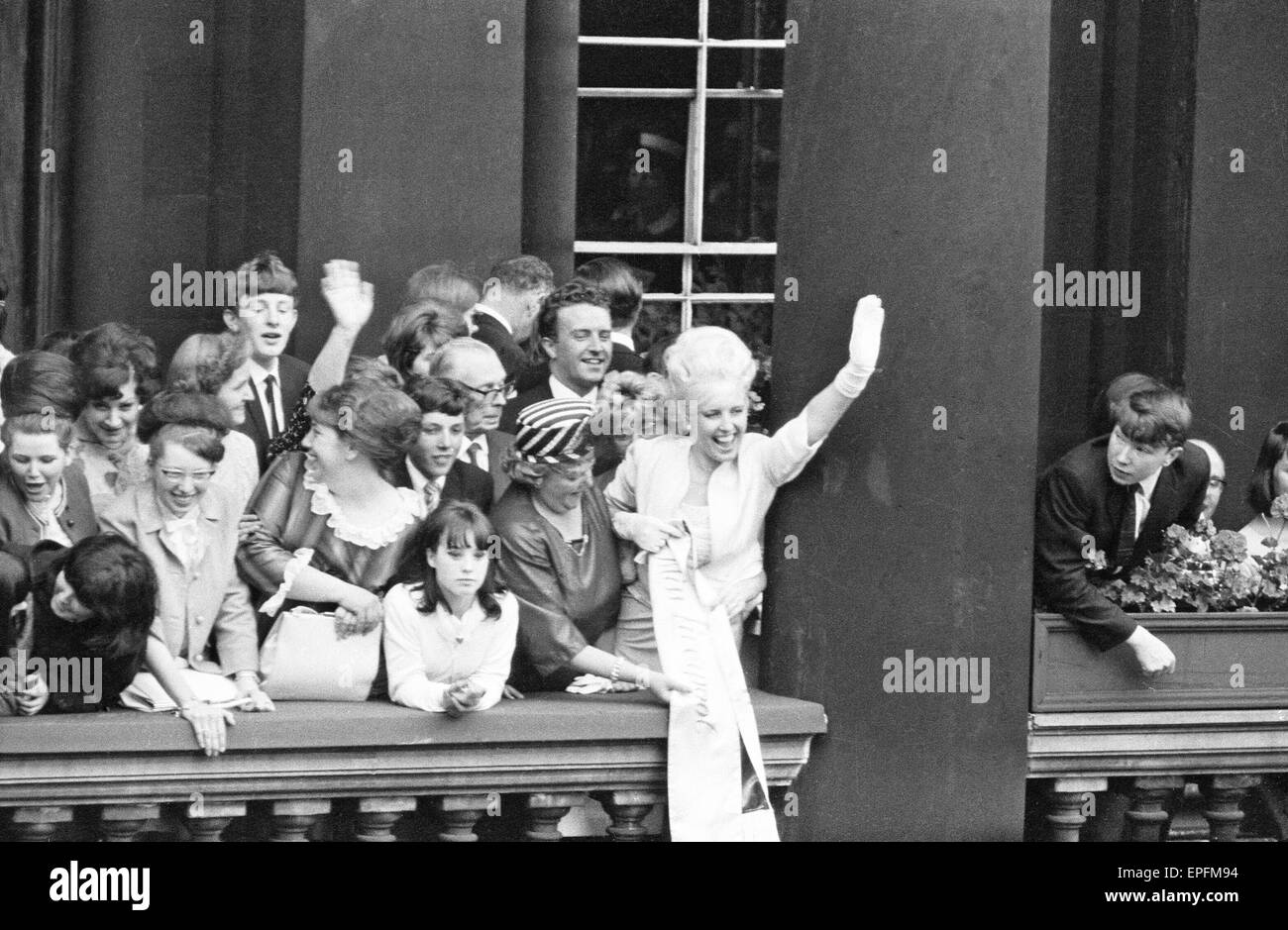 I Beatles a Liverpool per il Premier di una dura giornata di notte. Ventole onda da un balcone 10 Luglio 1964 Foto Stock