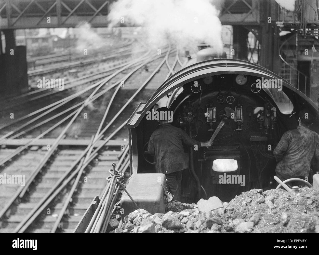 Vista sulla cabina di una ferrovia meridionale treno express rendendo il suo modo da Waterloo a Brighton Luglio 1932 Foto Stock