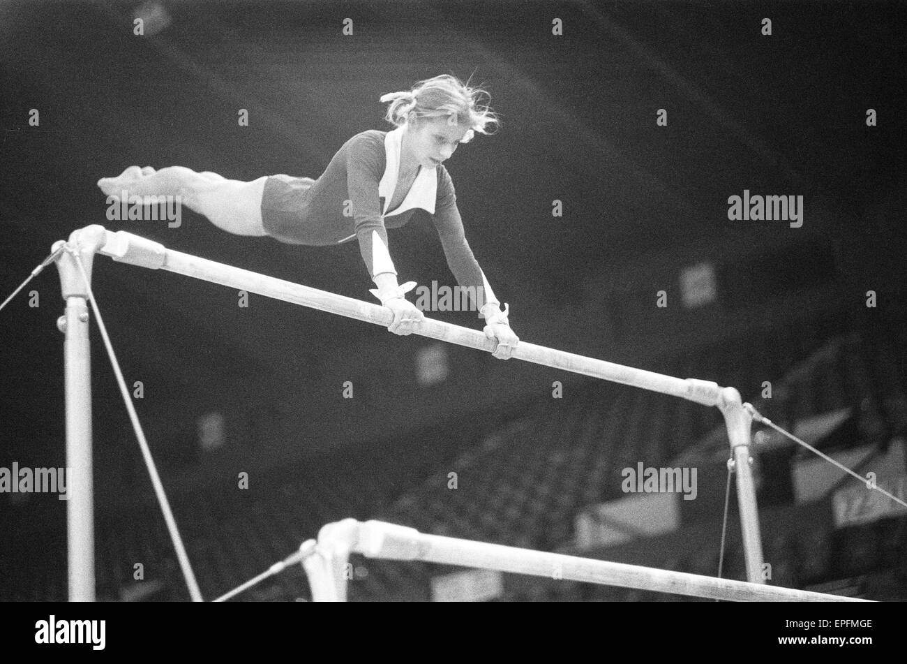 Olga Korbut allenamento in vista del Daily Mirror sponsorizzato Gymnastics World Cup presso la piscina impero, Wembley, 28 ottobre 1975. Foto Stock