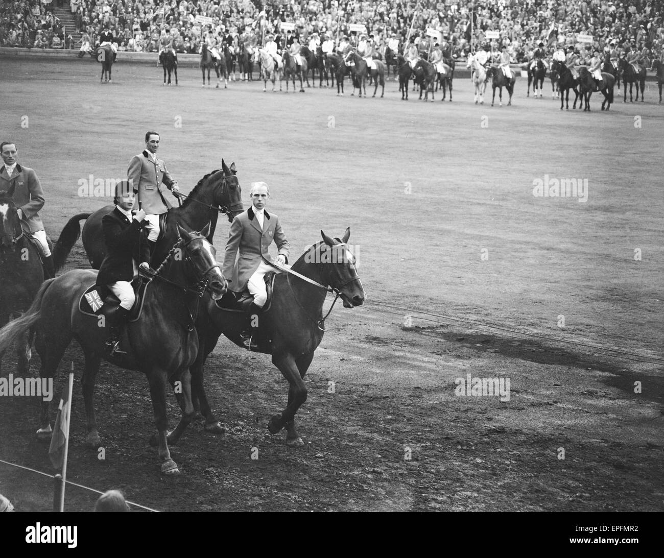 Pat Smythe e altri due membri del team britannico ride passato il Royal box in occasione della cerimonia di apertura del equestri dei Giochi Olimpici di Stoccolma.Per la prima volta le gare si sono svolte in due paesi. Come la quarantena equina legge era troppo severo Foto Stock