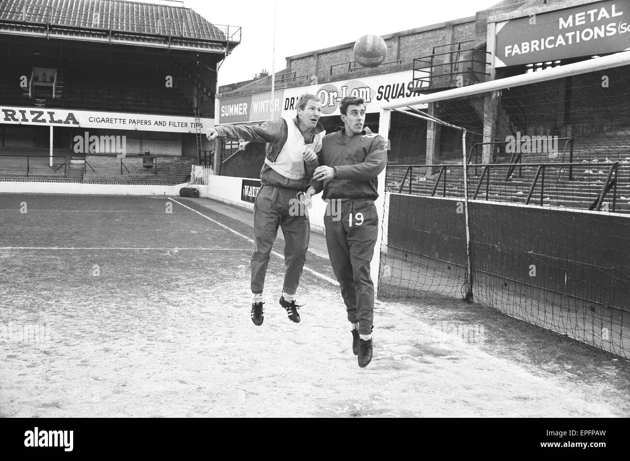 Frank Saul arriva a Southampton e Martin Chivers foglie, in un accordo di scambio con il Tottenham Hotspur, raffigurato all'Dell, 11 gennaio 1968. Foto Stock