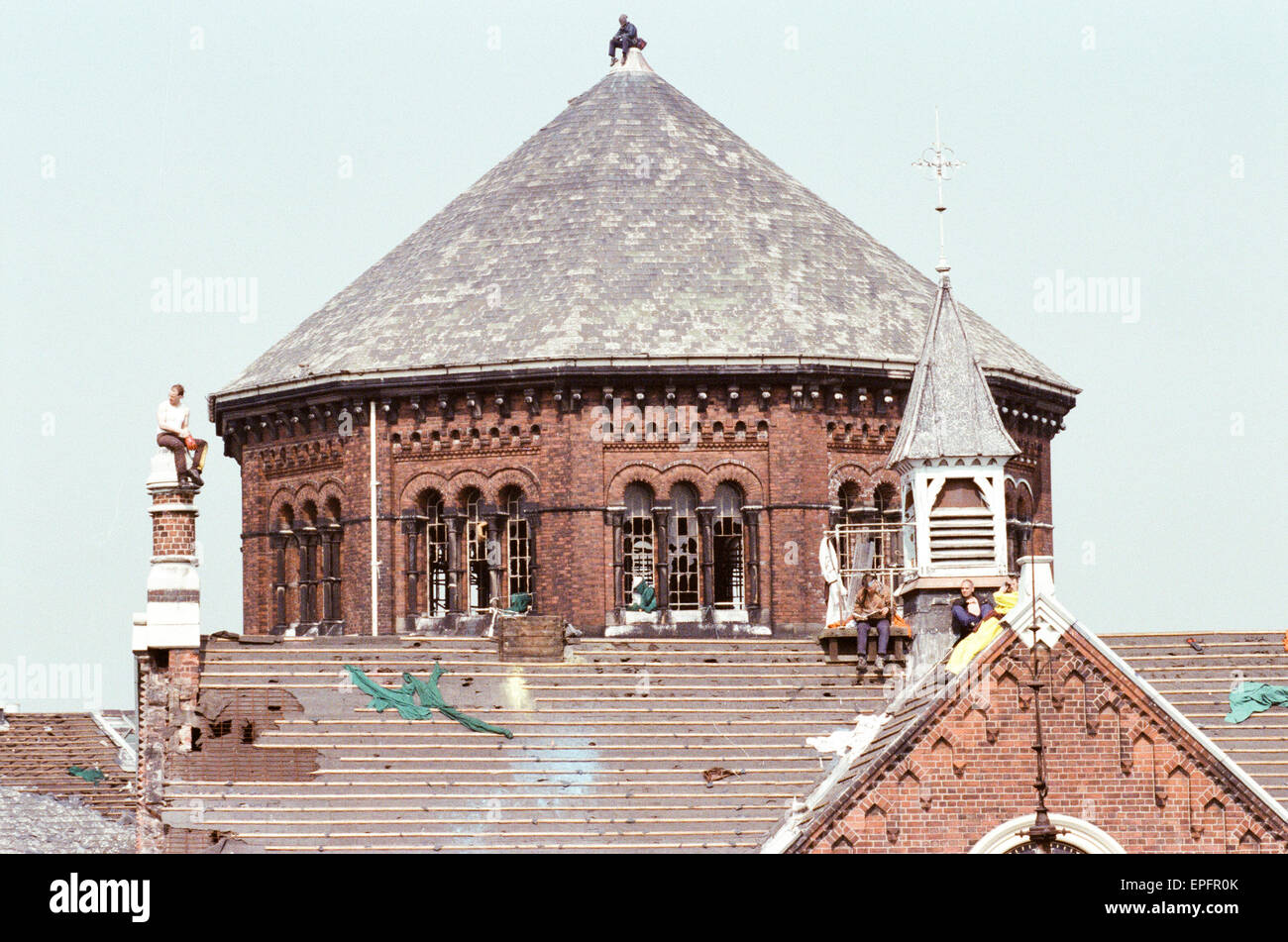 Strangeways Prison Riot Aprile 1990. A 25 giorni di prigione sommossa e tetto a protestare in prigione Strangeways a Manchester in Inghilterra. La sommossa è iniziata il 1 aprile 1990 prigionieri quando ha preso il controllo del carcere di cappella e la sommossa si diffuse rapidamente in tutta la maggior parte Foto Stock