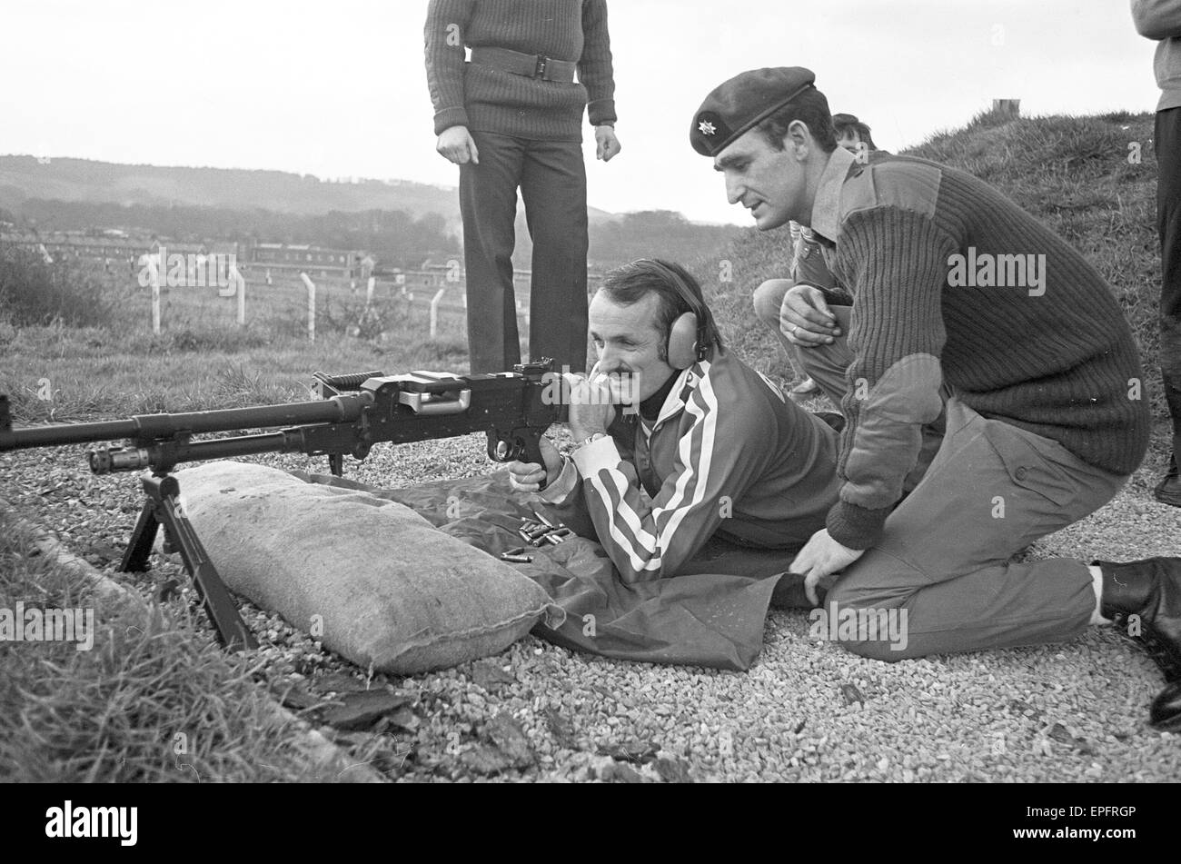 Southampton FC giocatori titolari della FA Cup, ha provato le loro mani in corrispondenza di un diverso tipo di tiro quando hanno pagato una visita al Royal Anglian Regiment, sulla Piana di Salisbury, giovedì 25 novembre 1976. Peter Rodrigues. Foto Stock