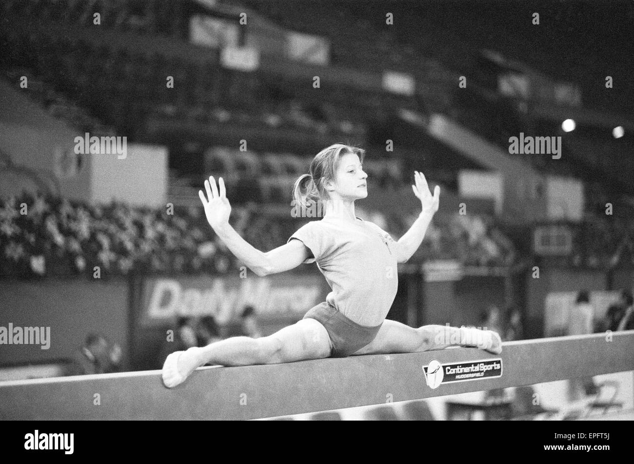 Olga Korbut allenamento in vista del Daily Mirror sponsorizzato Gymnastics World Cup presso la piscina impero, Wembley, 28 ottobre 1975. Foto Stock