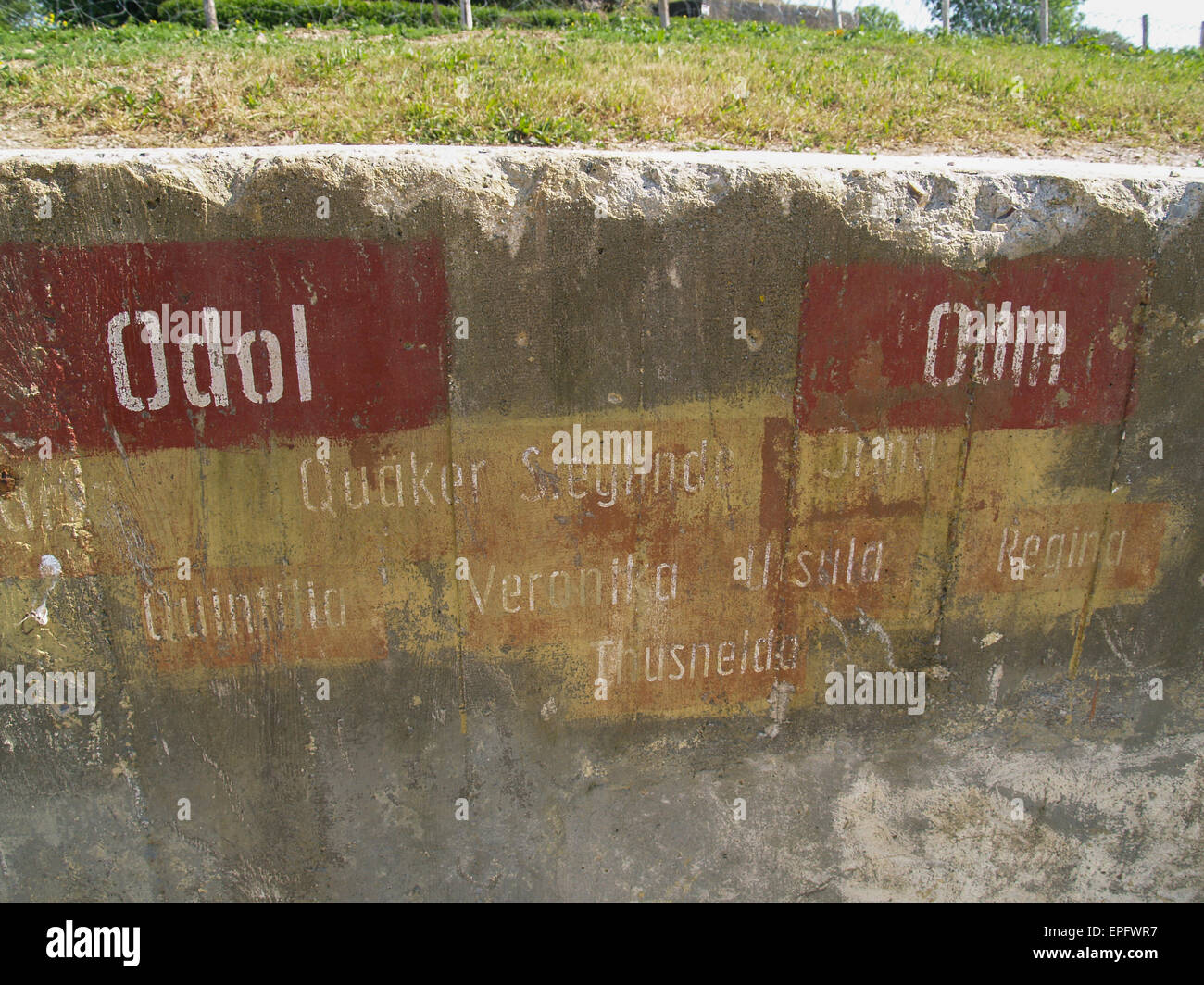 Il tedesco le iscrizioni di coordinate a WW2 calcestruzzo fortino gun emplacement 'Crisbecq batteria" St Marcouf, Normandia, Francia Foto Stock