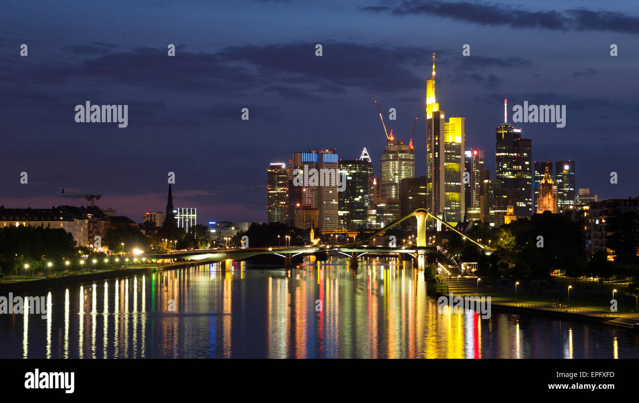 Skyline di Francoforte am Main city dopo il tramonto. Francoforte, Germania Foto Stock