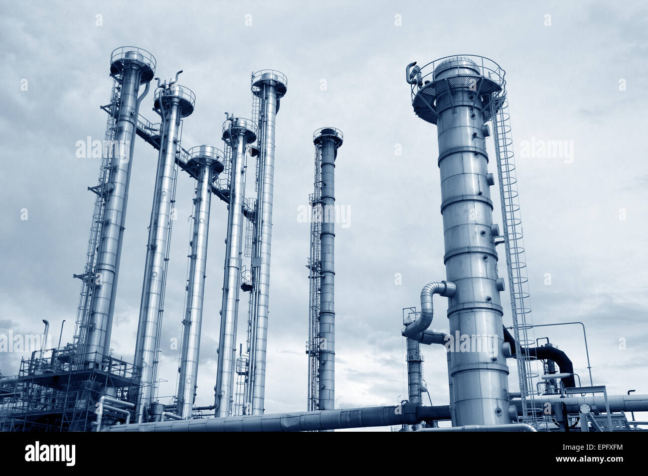Tubazioni di un petrolio e gas di raffineria impianto industriale. Foto Stock