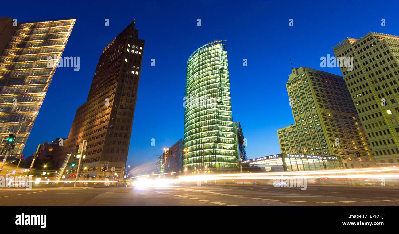 Vista serale della Potsdamer Platz intersezione, Berlino, Germania Foto Stock